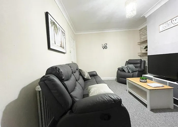 Cosy Home, Family & Contractor Friendly 4 Bedroom Near Leeds Centre, Sleeps 7