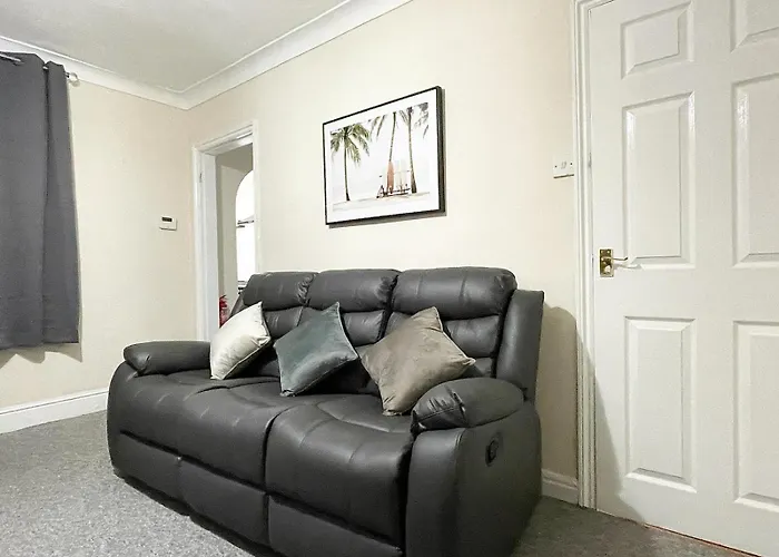 Cosy Home, Family & Contractor Friendly 4 Bedroom Near Leeds Centre, Sleeps 7