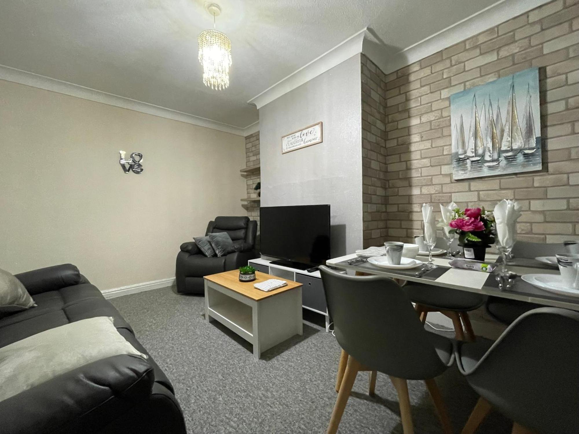 Cosy Home, Family & Contractor Friendly 4 Bedroom Near Leeds Centre, Sleeps 7 Leeds (West Yorkshire)