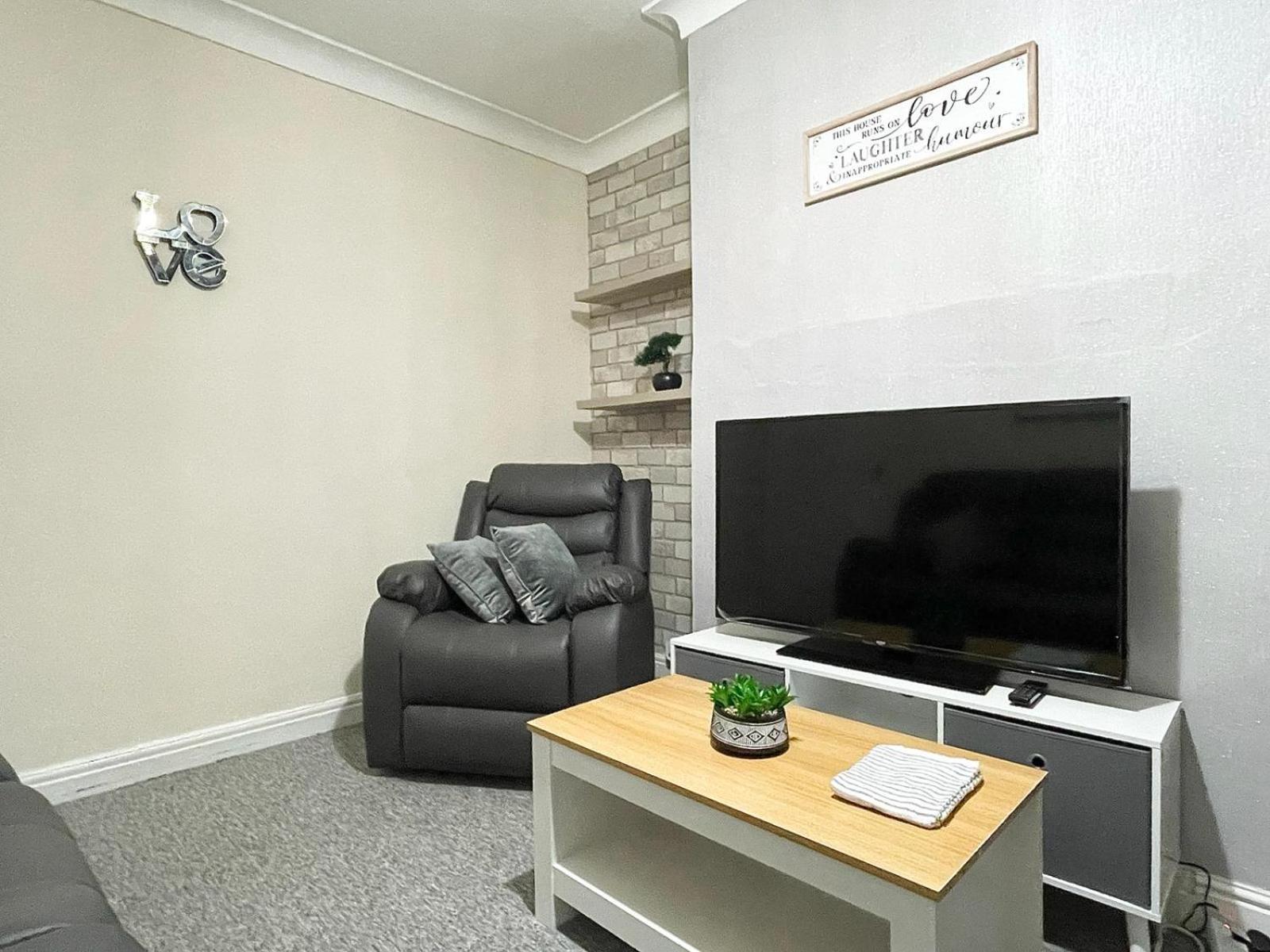 Cosy Home, Family & Contractor Friendly 4 Bedroom Near Leeds Centre, Sleeps 7 Holiday home