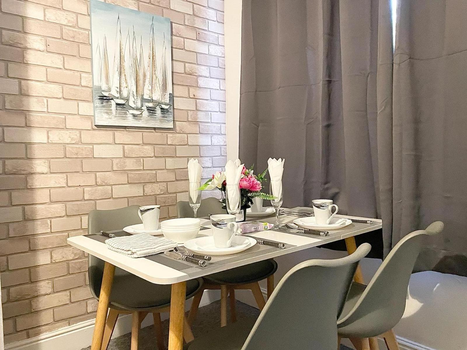 Cosy Home, Family & Contractor Friendly 4 Bedroom Near Leeds Centre, Sleeps 7 *