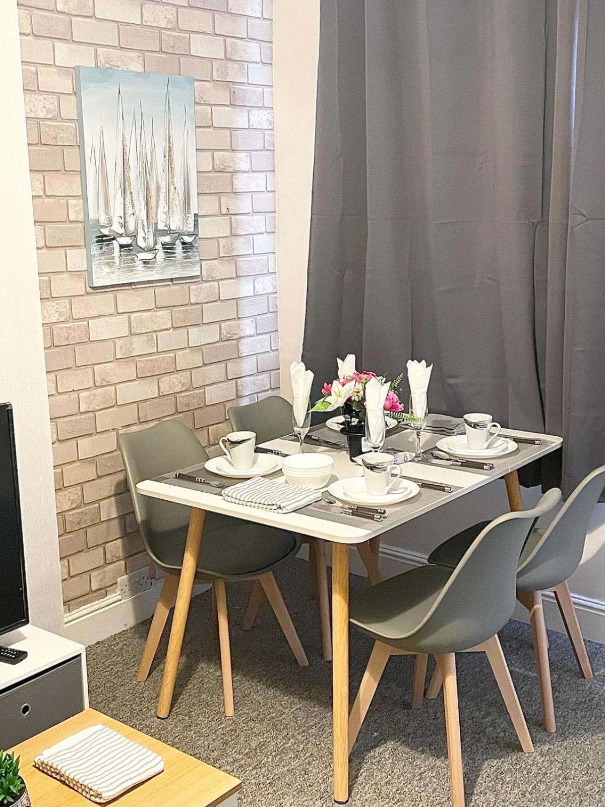 Holiday home Cosy Home, Family & Contractor Friendly 4 Bedroom Near Leeds Centre, Sleeps 7 Leeds (West Yorkshire)