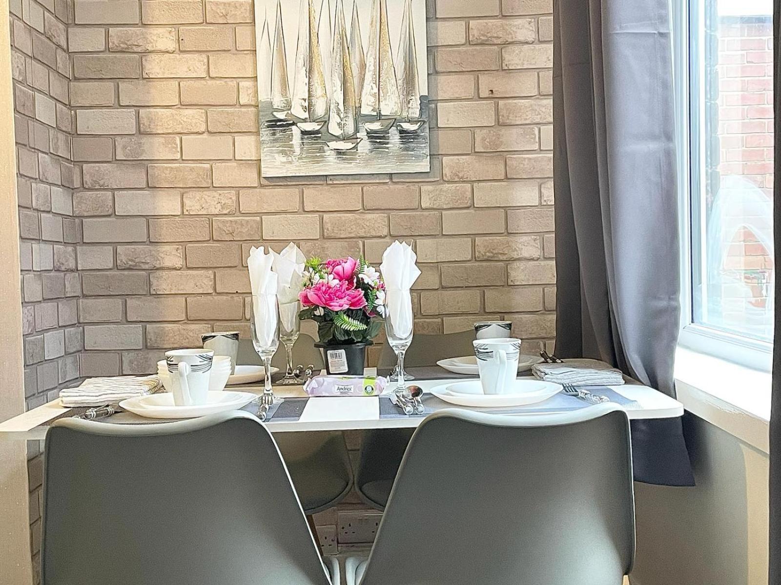 Cosy Home, Family & Contractor Friendly 4 Bedroom Near Leeds Centre, Sleeps 7 Holiday home