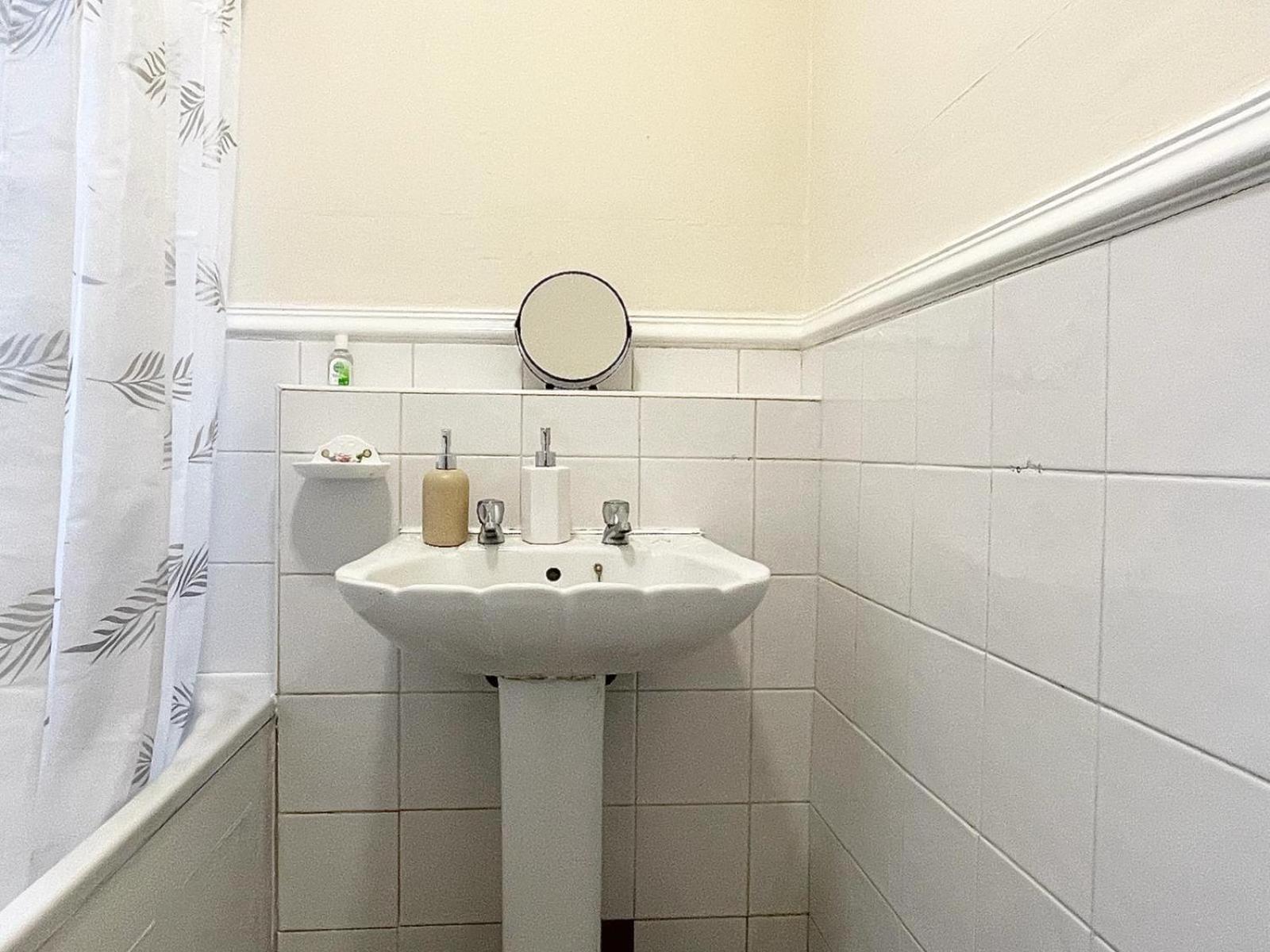 Cosy Home, Family & Contractor Friendly 4 Bedroom Near Leeds Centre, Sleeps 7