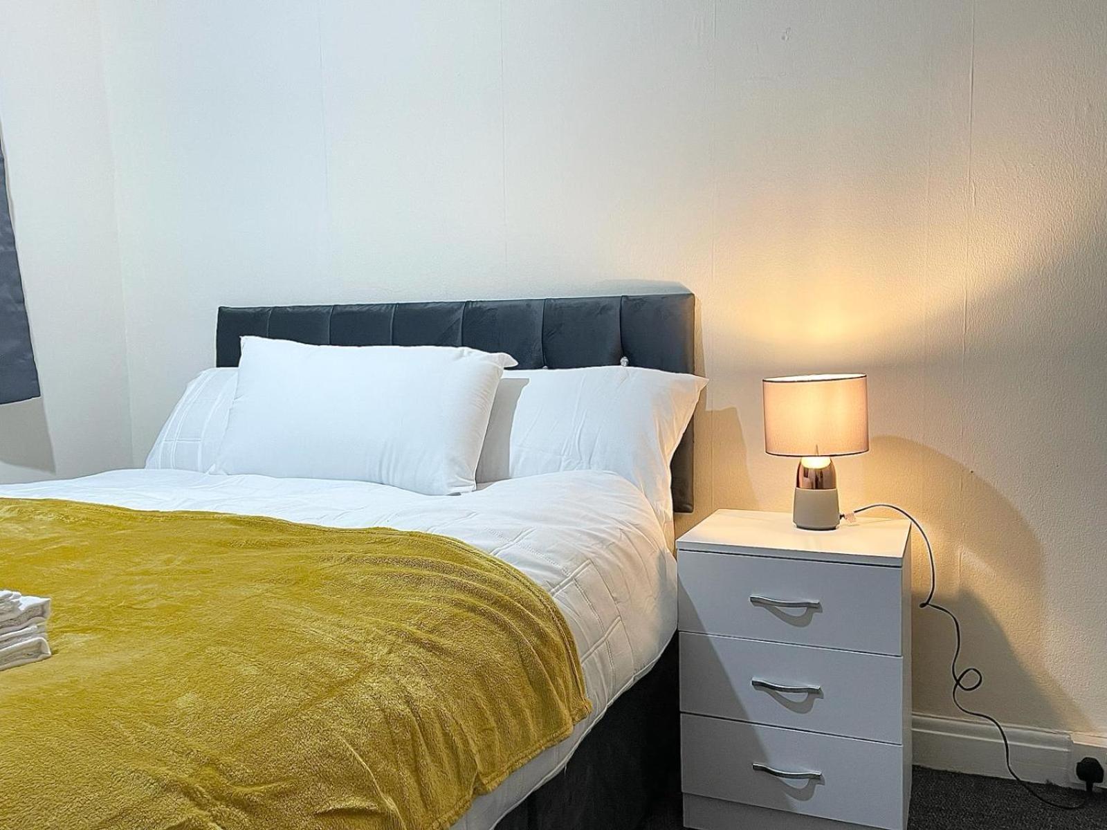 Cosy Home, Family & Contractor Friendly 4 Bedroom Near Leeds Centre, Sleeps 7 Holiday home *