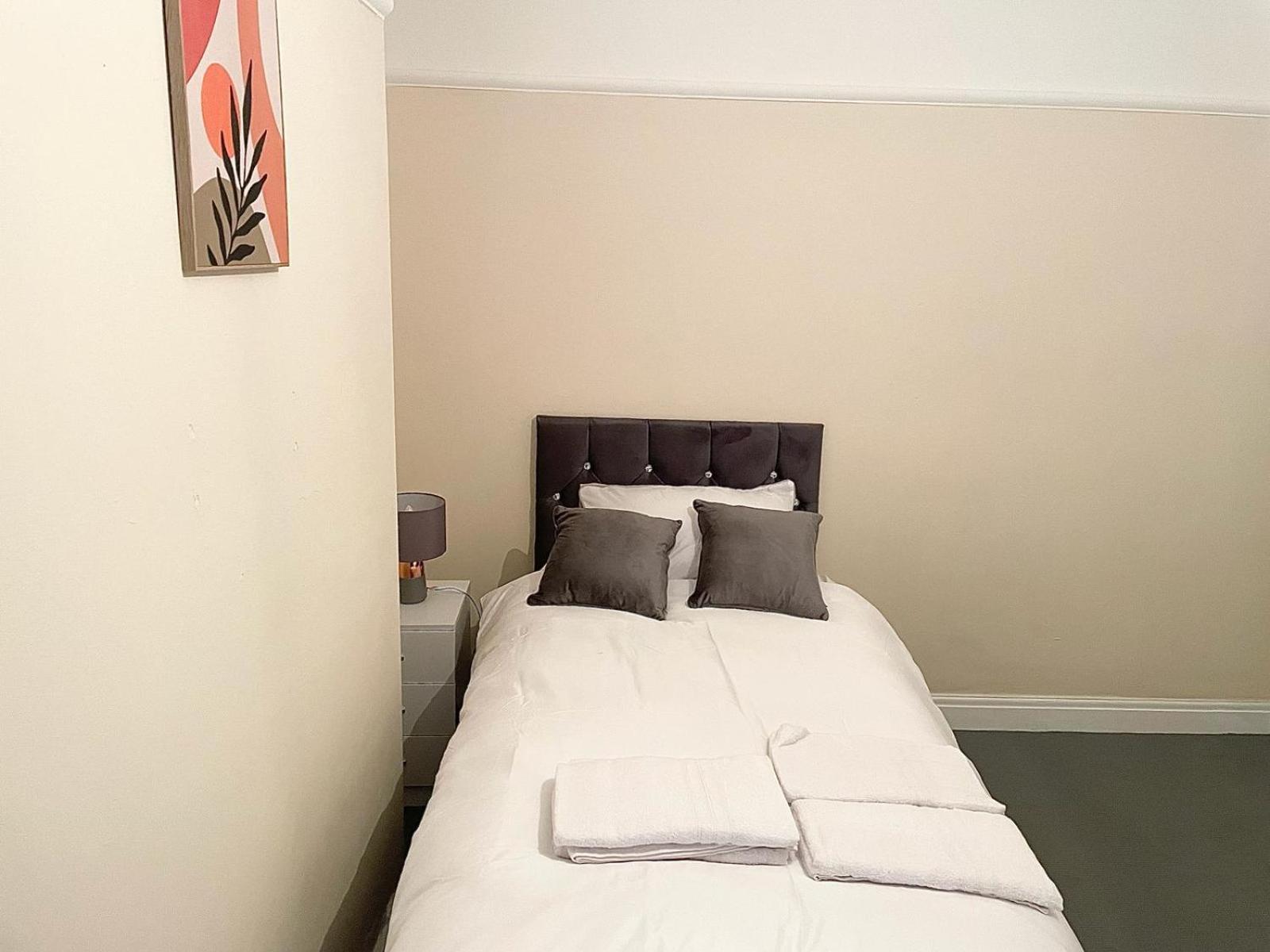 Cosy Home, Family & Contractor Friendly 4 Bedroom Near Leeds Centre, Sleeps 7 Leeds (West Yorkshire)