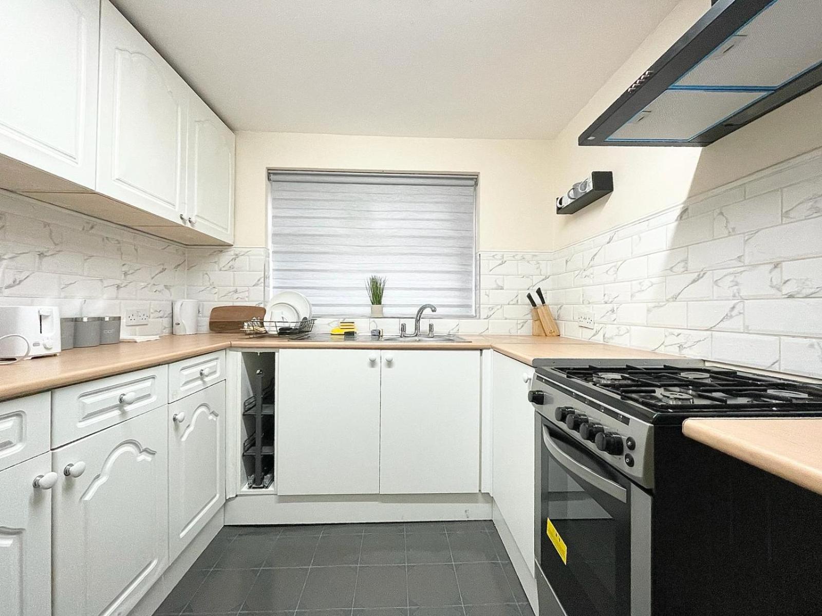 Cosy Home, Family & Contractor Friendly 4 Bedroom Near Leeds Centre, Sleeps 7