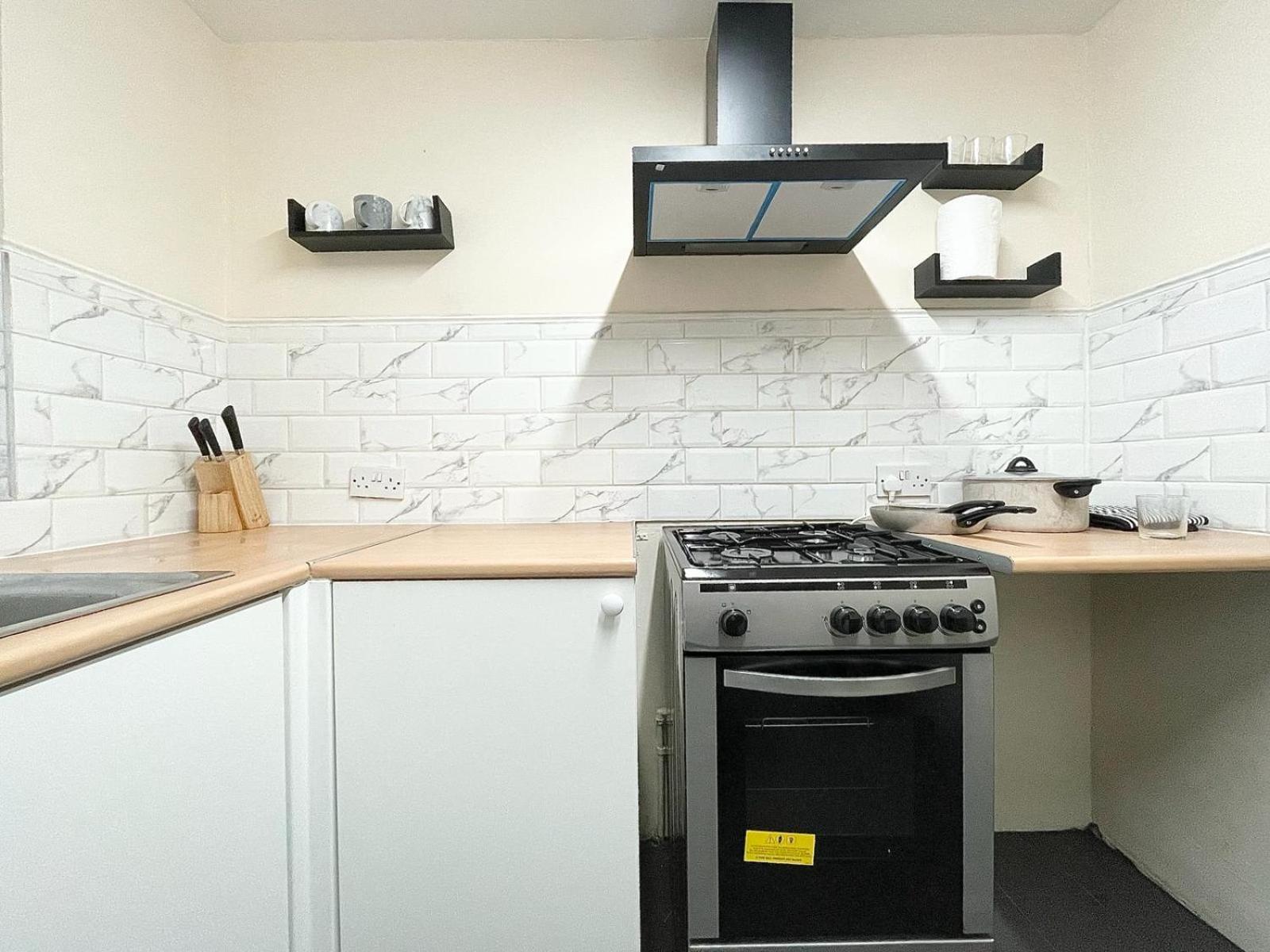 Cosy Home, Family & Contractor Friendly 4 Bedroom Near Leeds Centre, Sleeps 7 Holiday home *