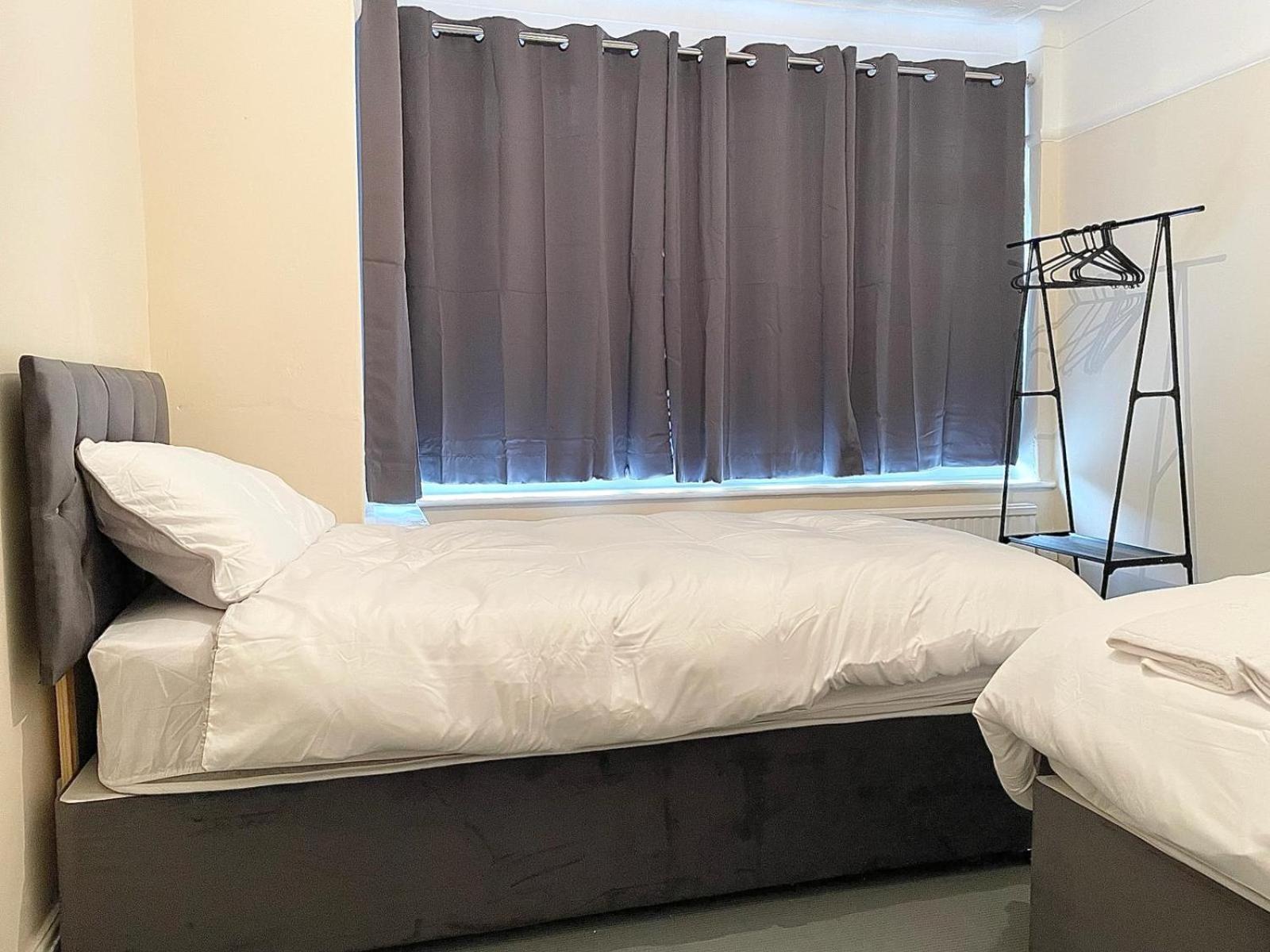 Cosy Home, Family & Contractor Friendly 4 Bedroom Near Leeds Centre, Sleeps 7 * Leeds (West Yorkshire)