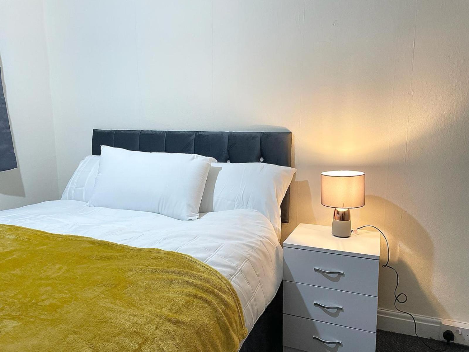 Cosy Home, Family & Contractor Friendly 4 Bedroom Near Leeds Centre, Sleeps 7 *