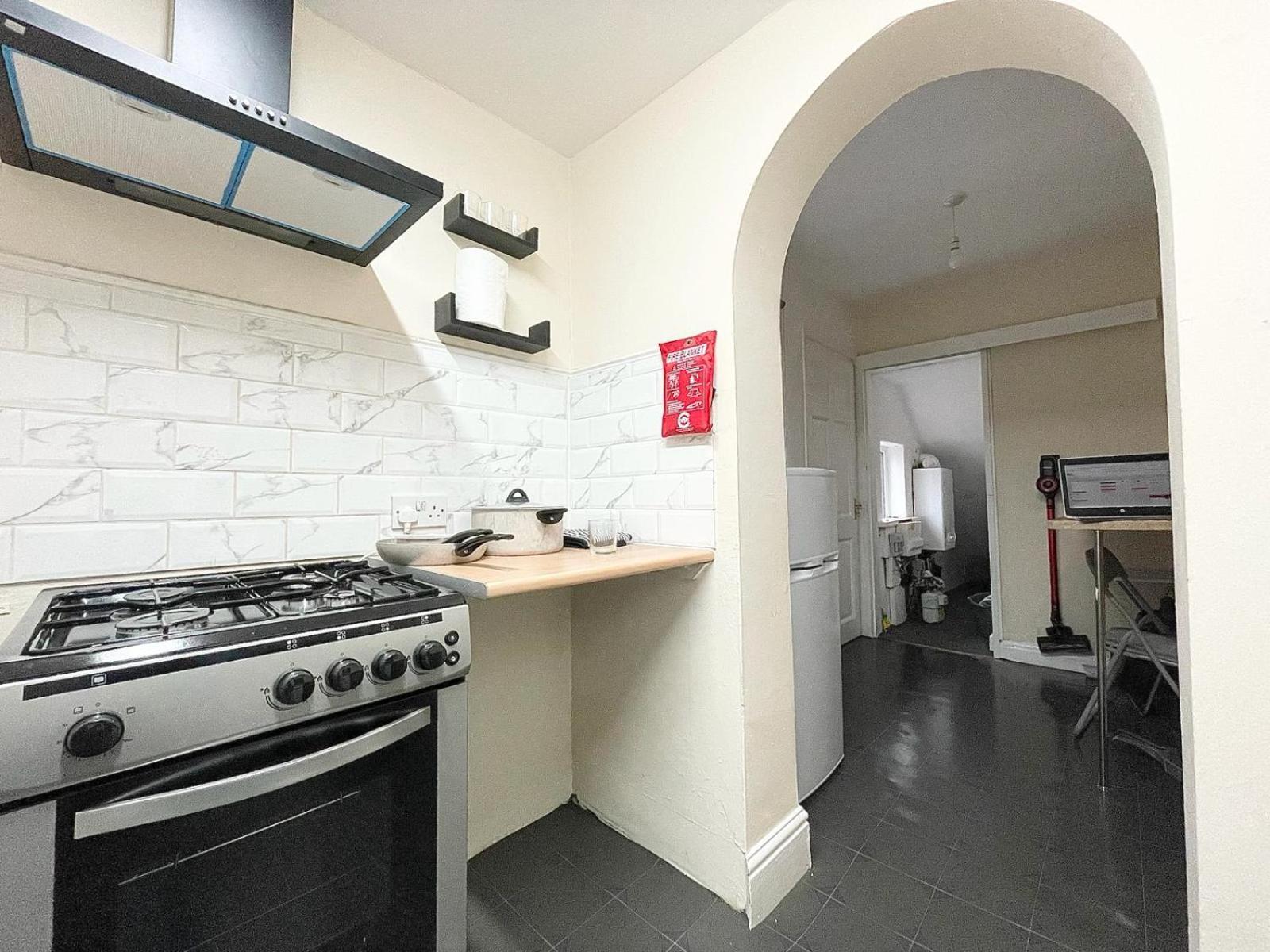 Holiday home Cosy Home, Family & Contractor Friendly 4 Bedroom Near Leeds Centre, Sleeps 7 Leeds (West Yorkshire)