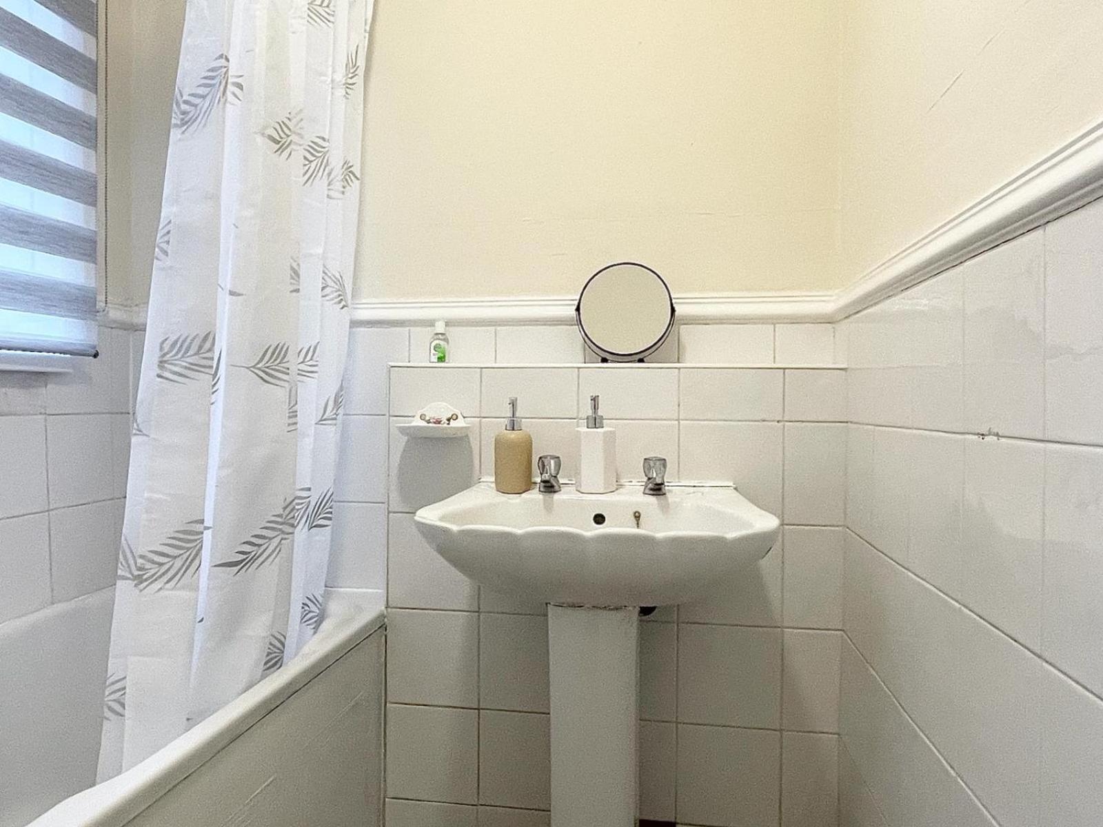 Cosy Home, Family & Contractor Friendly 4 Bedroom Near Leeds Centre, Sleeps 7 Holiday home