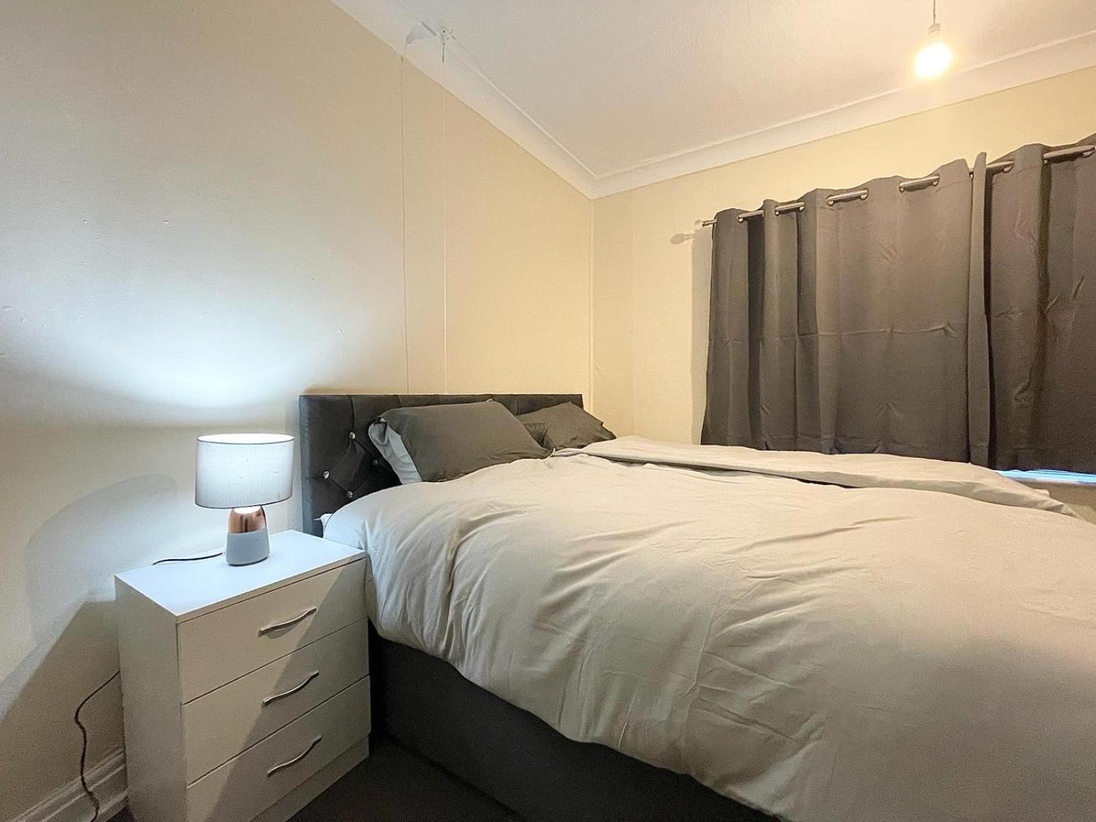 Cosy Home, Family & Contractor Friendly 4 Bedroom Near Leeds Centre, Sleeps 7 *