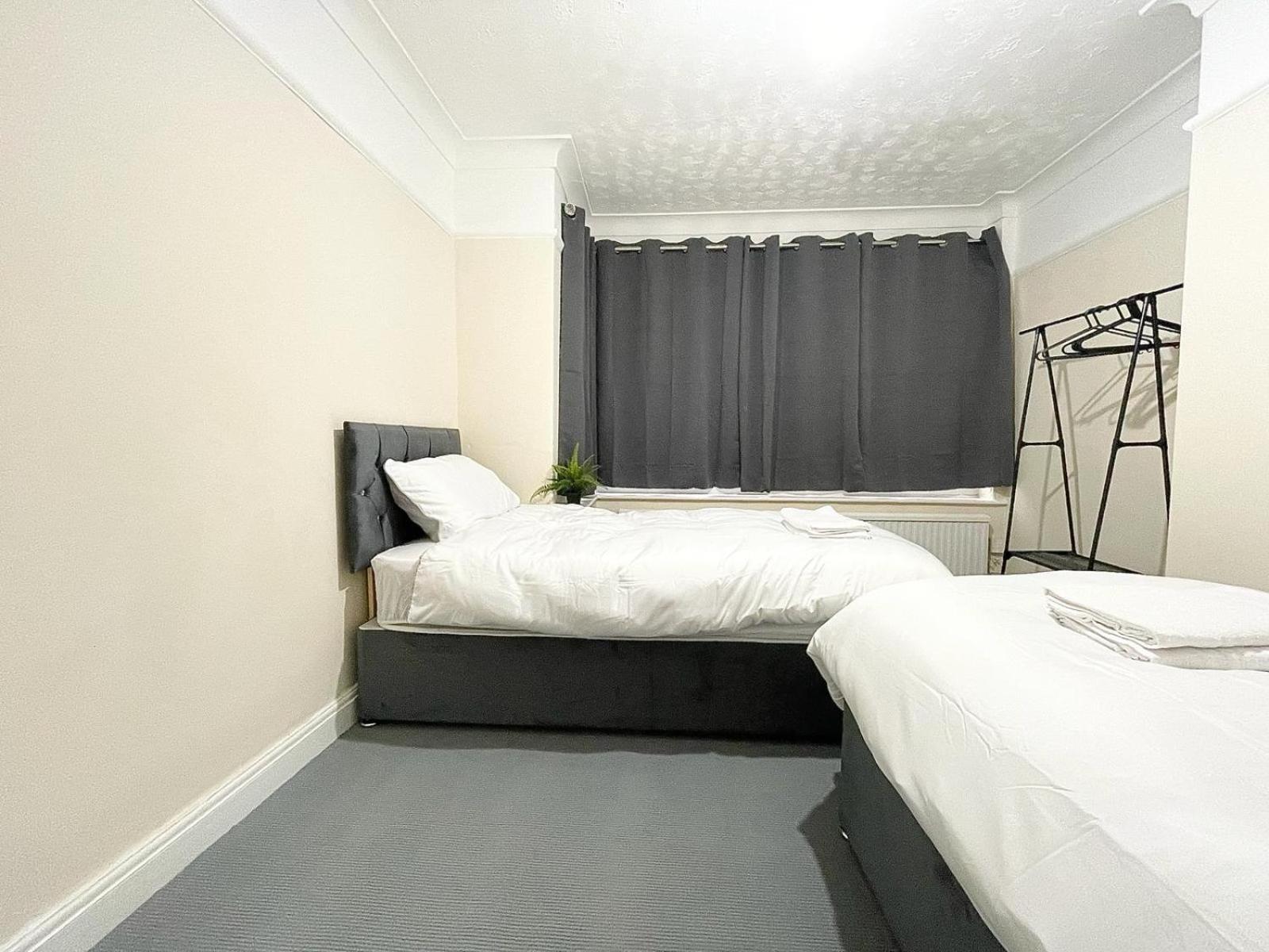 Cosy Home, Family & Contractor Friendly 4 Bedroom Near Leeds Centre, Sleeps 7 * Leeds (West Yorkshire)