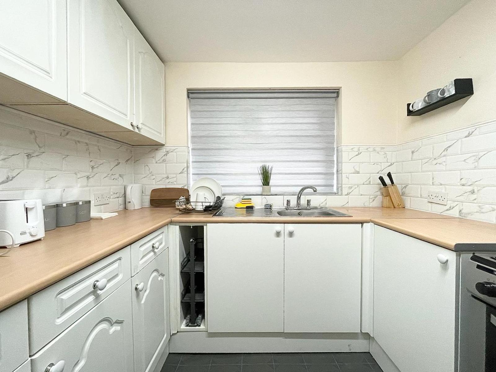 Cosy Home, Family & Contractor Friendly 4 Bedroom Near Leeds Centre, Sleeps 7 Holiday home Leeds (West Yorkshire)