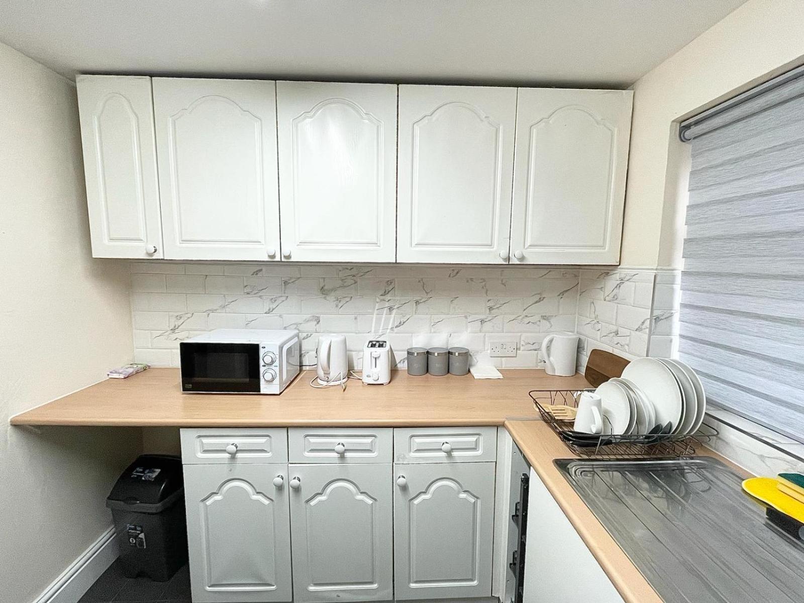 Cosy Home, Family & Contractor Friendly 4 Bedroom Near Leeds Centre, Sleeps 7 Leeds (West Yorkshire)